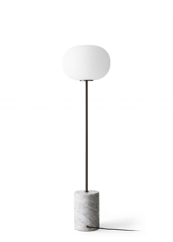 JWDA Stehleuchte von Audo: Elegante Bodenleuchte mit Marmorfuß und opalweißem Glasschirm.